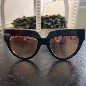 Prada Sunglasses/Model: Poeme, SPR29P
Style: Full Rim Square, Made In: Italy